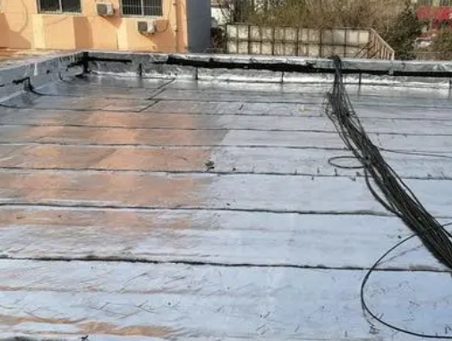 新乡卫生间漏水维修公司分享下新乡屋面楼顶防水刚性防水层施工要点。